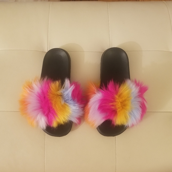 Faux fur Slides - Picture 2 of 2